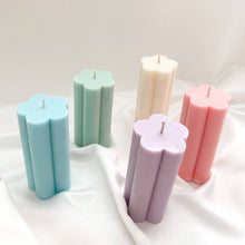 Load image into Gallery viewer, Daisy Pillar Candle