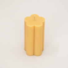 Load image into Gallery viewer, Daisy Pillar Candle