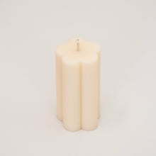 Load image into Gallery viewer, Daisy Pillar Candle